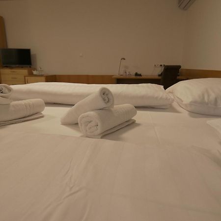 Hotel Novy Kastiel - Self Check-In Topoľčany Εξωτερικό φωτογραφία