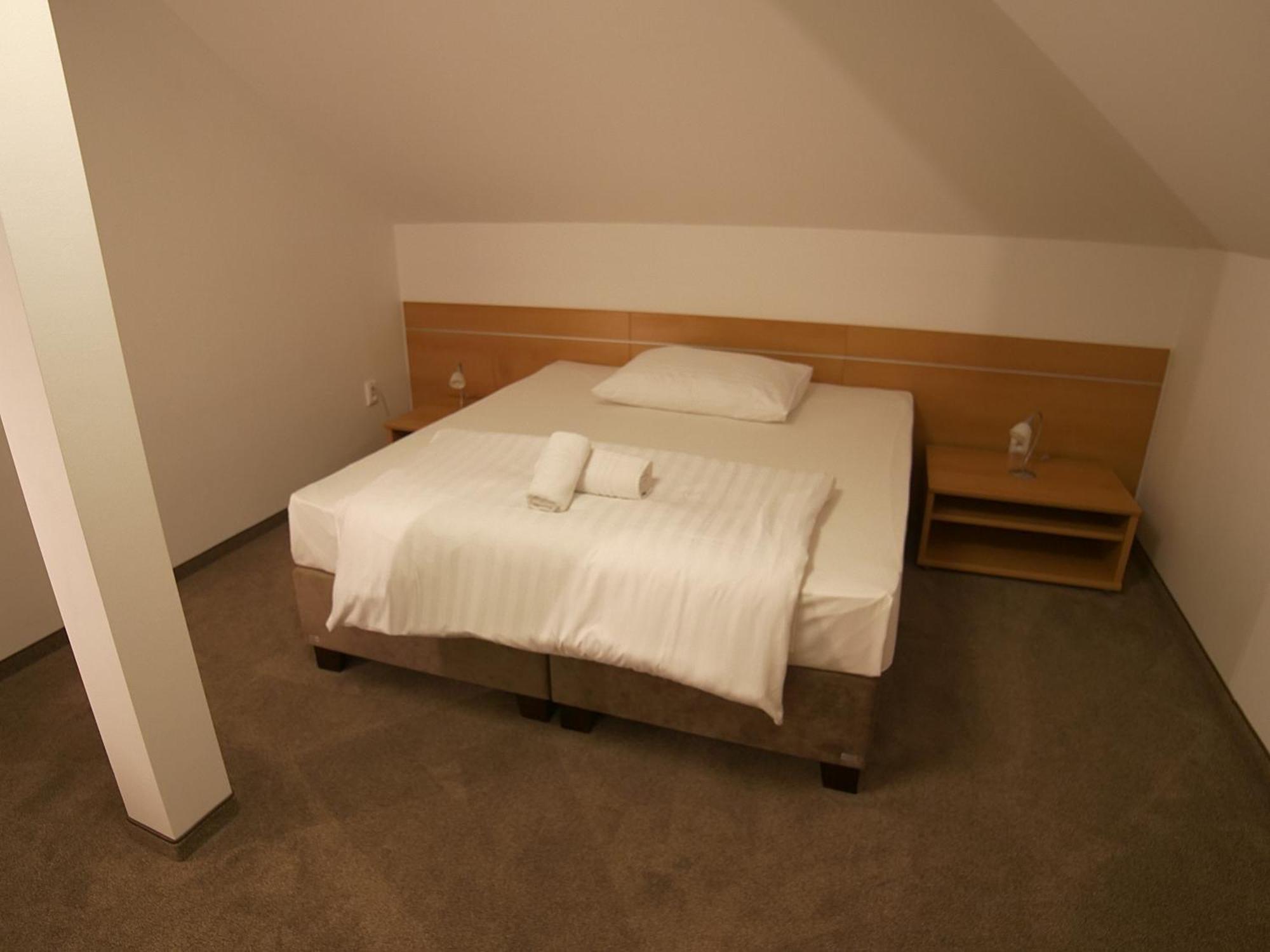 Hotel Novy Kastiel - Self Check-In Topoľčany Εξωτερικό φωτογραφία