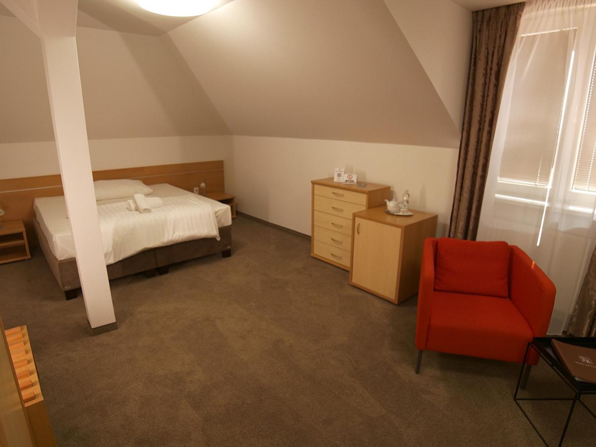Hotel Novy Kastiel - Self Check-In Topoľčany Εξωτερικό φωτογραφία